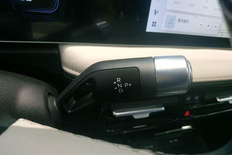 Used Geometry E Firefly 2024 401km Starlight Gear Lever
