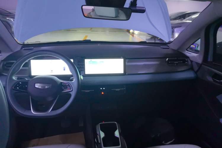 Used Geometry E Firefly 2024 401 km Fluorescent Headliner
