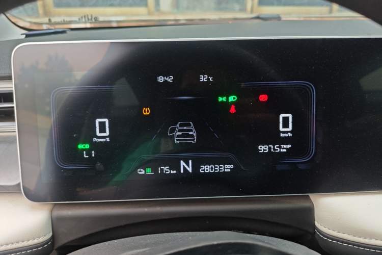 Used Geometry E Firefly 2024 301km Flowing Light Instrument Cluster