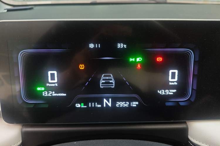 Used Geometry E Firefly 2024 301km Flowing Light Instrument Cluster