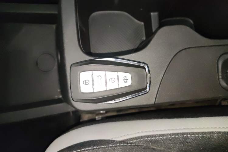 Used Geometry E Firefly 2024 301km Flowing Light Interior 1