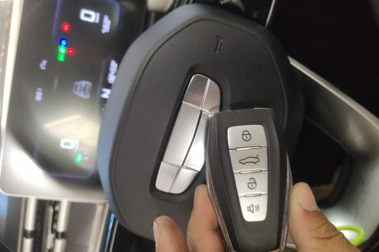 Used Geometry E Firefly 2024 301km Flowing Light Interior 1