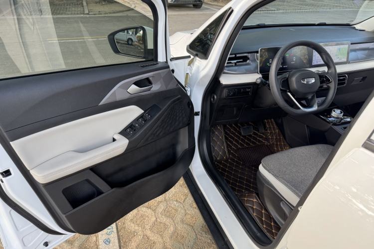 Used Geometry E Firefly 2024 301km Flowing Light Interior 1