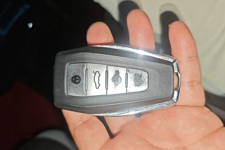 Used Geometry E Firefly 2024 301km Flowing Light Interior 1
