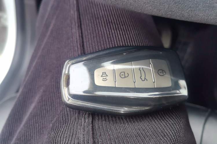 Used Geometry E Firefly 2024 401 km Fluorescent Interior 1