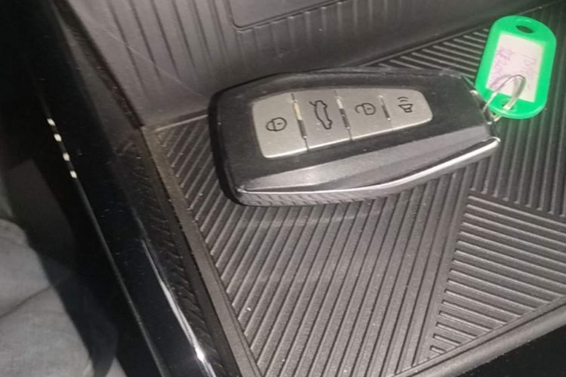 Used Geometry E Firefly 2024 301km Flowing Light Interior 1