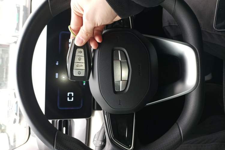Used Geometry E Firefly 2024 301km Flowing Light Interior 1