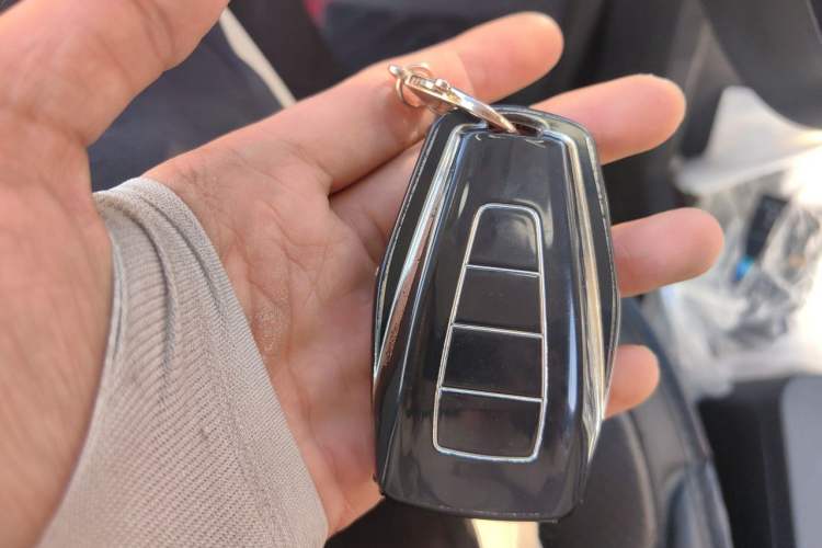 Used Geometry E Firefly 2024 301km Flowing Light Interior 1