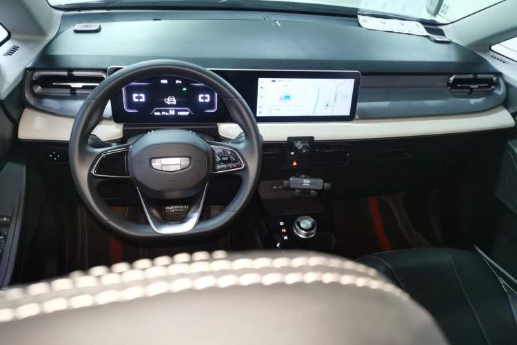 Used Geometry E Firefly 2024 301km Flowing Light Interior 2
