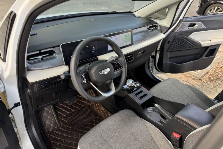 Used Geometry E Firefly 2024 301km Flowing Light Interior 2