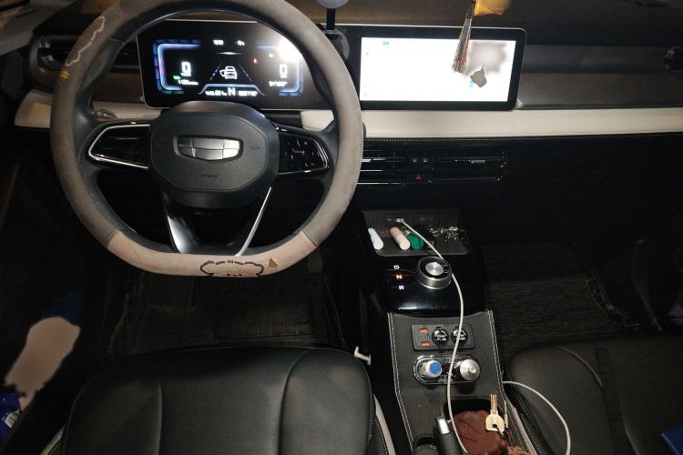 Used Geometry E Firefly 2024 301km Flowing Light Interior 2