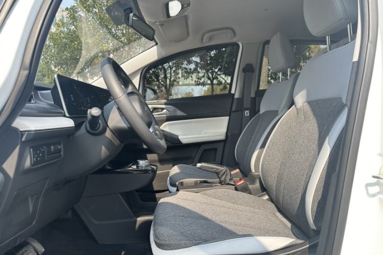 Used Geometry E Firefly 2024 301km Flowing Light Interior 2