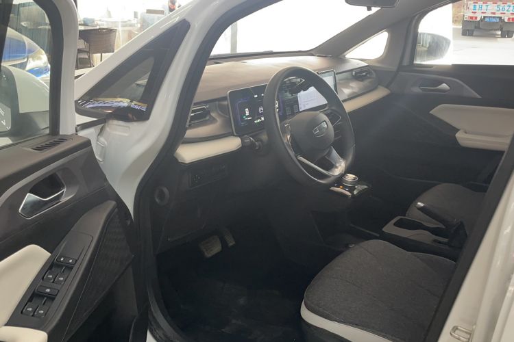 Used Geometry E Firefly 2024 301km Flowing Light Interior 3