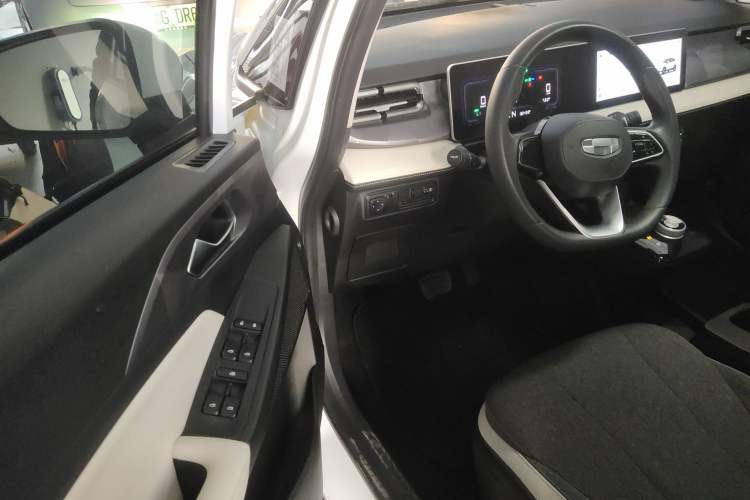 Used Geometry E Firefly 2024 301km Flowing Light Interior 3