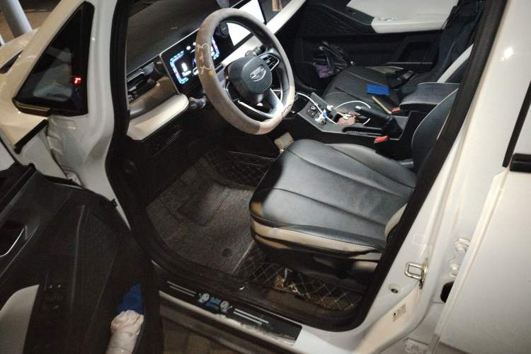 Used Geometry E Firefly 2024 301km Flowing Light Interior 3