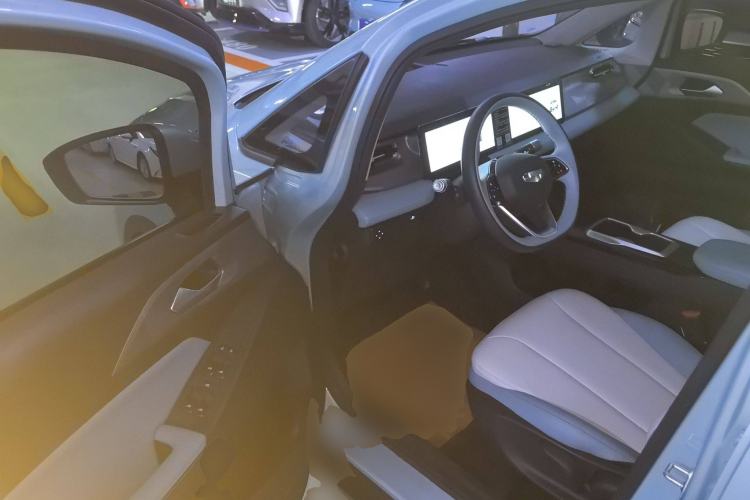 Used Geometry E Firefly 2024 401 km Fluorescent Interior 3