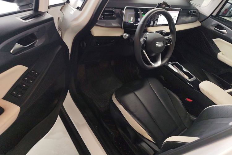 Used Geometry E Firefly 2024 301km Starlight Interior 3