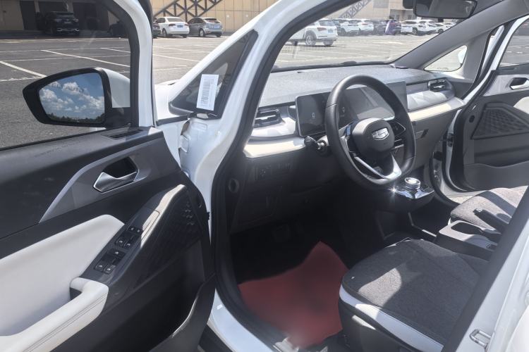 Used Geometry E Firefly 2024 301km Flowing Light Interior 3