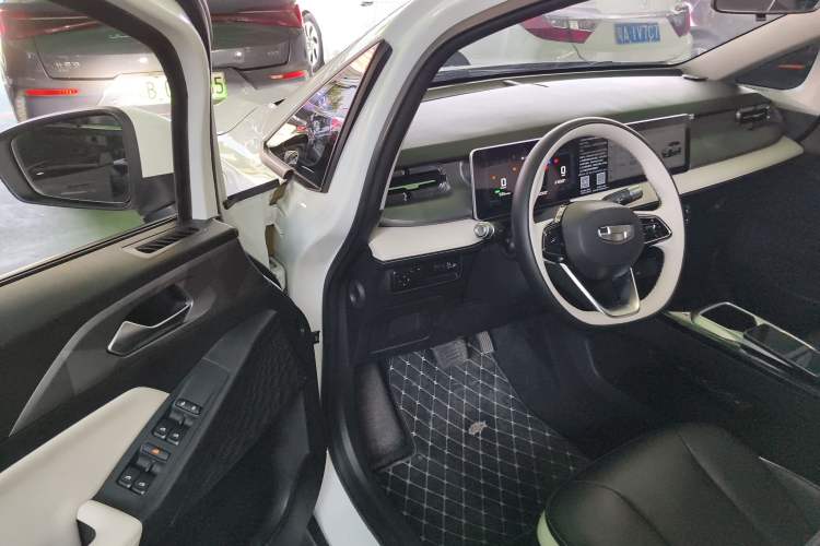 Used Geometry E Firefly 2024 401 km Fluorescent Interior 3