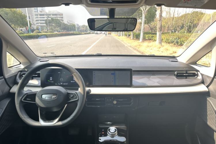 Used Geometry E Firefly 2024 301km Flowing Light Interior 3