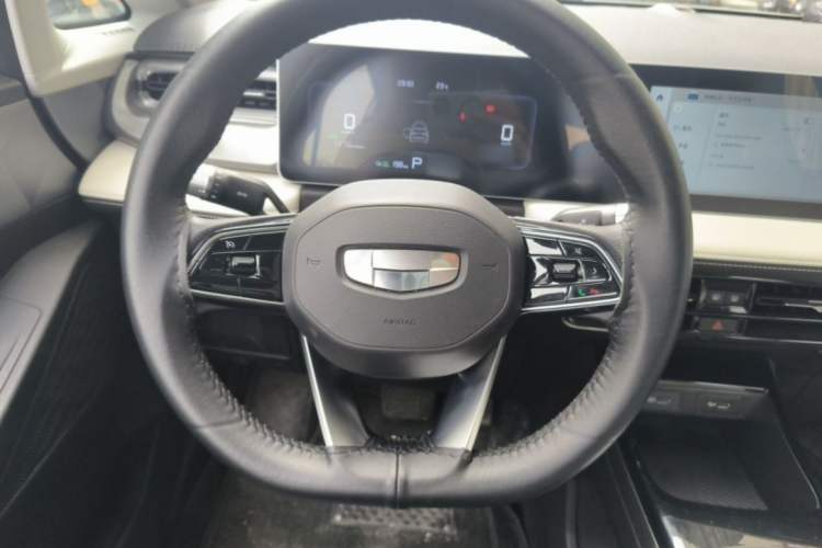 Used Geometry E Firefly 2024 301km Flowing Light Interior 3