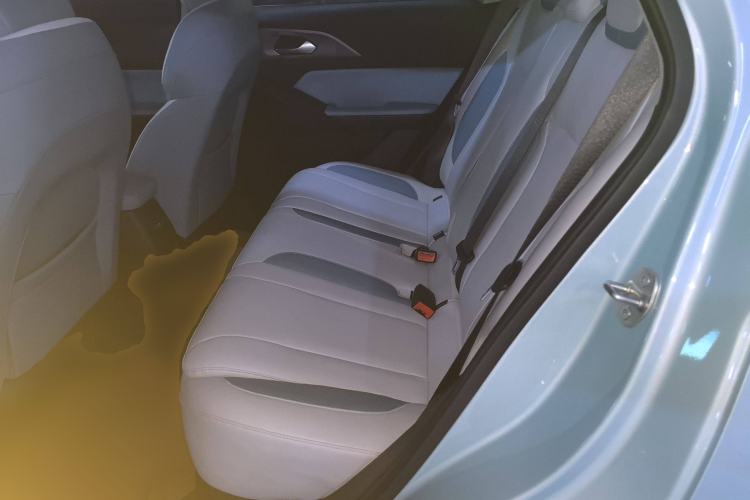 Used Geometry E Firefly 2024 401 km Fluorescent Interior 4