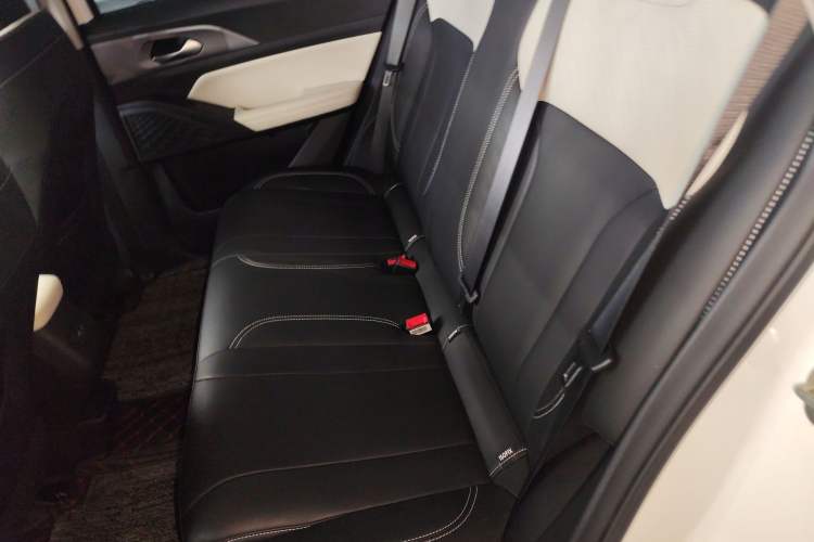 Used Geometry E Firefly 2024 301km Starlight Interior 4