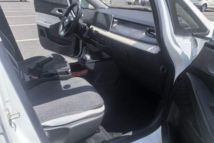 Used Geometry E Firefly 2024 301km Flowing Light Interior 4