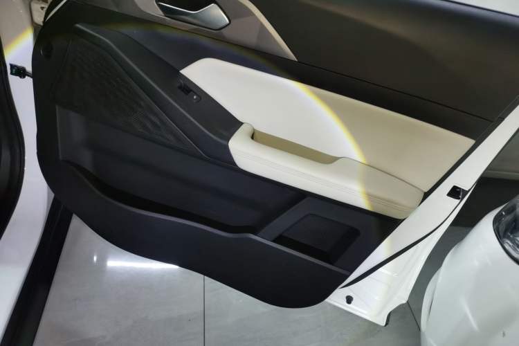 Used Geometry E Firefly 2024 301km Flowing Light Interior 5