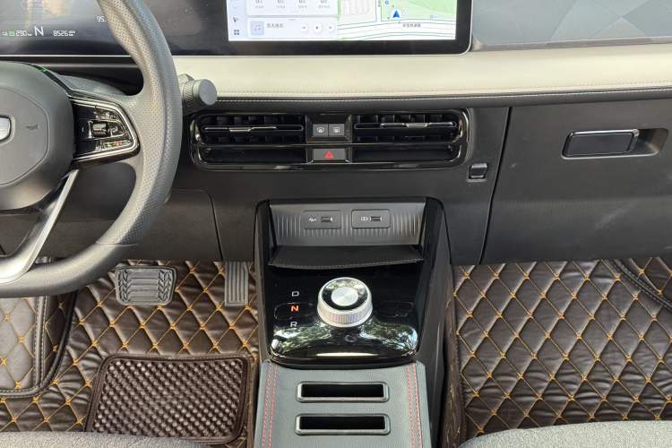 Used Geometry E Firefly 2024 301km Flowing Light Interior 5