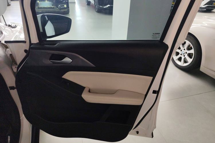 Used Geometry E Firefly 2024 301km Starlight Interior 5