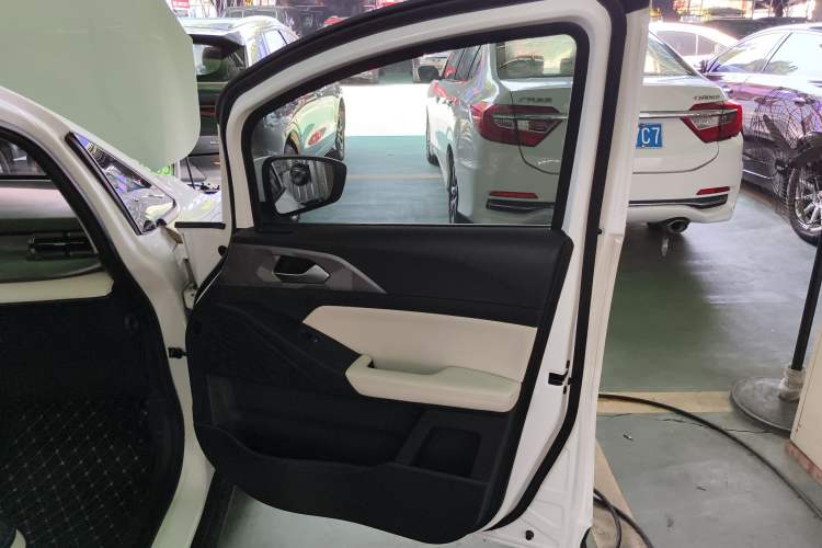 Used Geometry E Firefly 2024 401 km Fluorescent Interior 5
