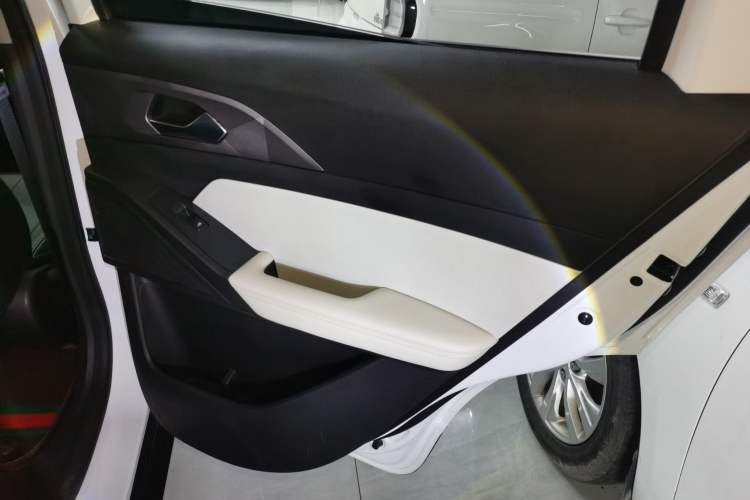 Used Geometry E Firefly 2024 301km Flowing Light Interior 6