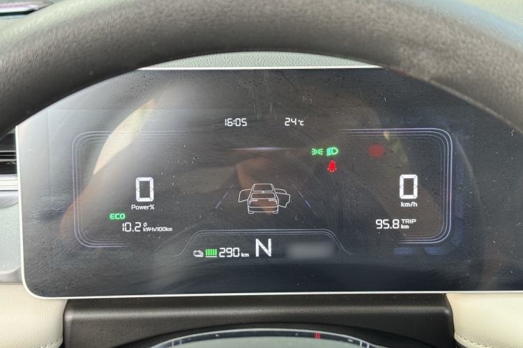 Used Geometry E Firefly 2024 301km Flowing Light Interior 6