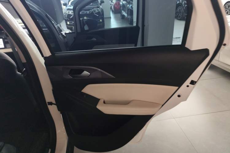 Used Geometry E Firefly 2024 301km Starlight Interior 6