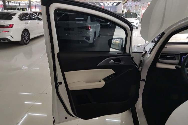 Used Geometry E Firefly 2024 301km Flowing Light Interior 7