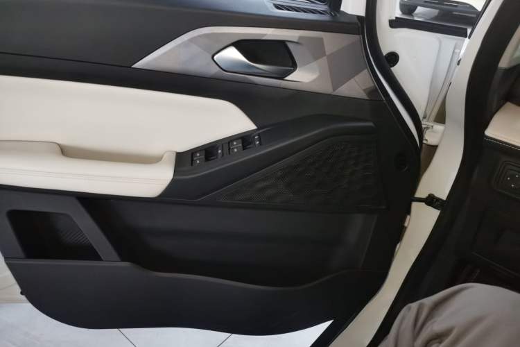 Used Geometry E Firefly 2024 301km Flowing Light Interior 7