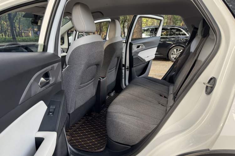 Used Geometry E Firefly 2024 301km Flowing Light Interior 7