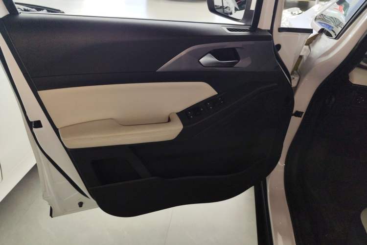 Used Geometry E Firefly 2024 301km Starlight Interior 7