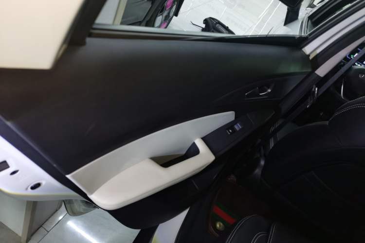 Used Geometry E Firefly 2024 301km Flowing Light Interior 8