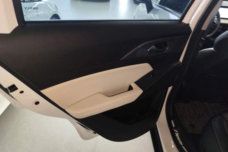 Used Geometry E Firefly 2024 301km Starlight Interior 8