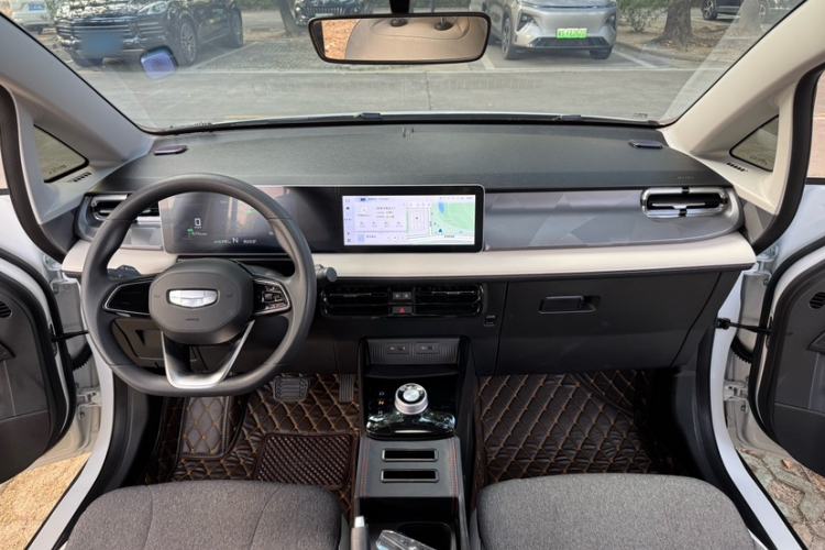 Used Geometry E Firefly 2024 301km Flowing Light Interior 9