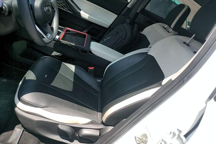 Used Geometry E Firefly 2024 301km Starlight Left Front Seat