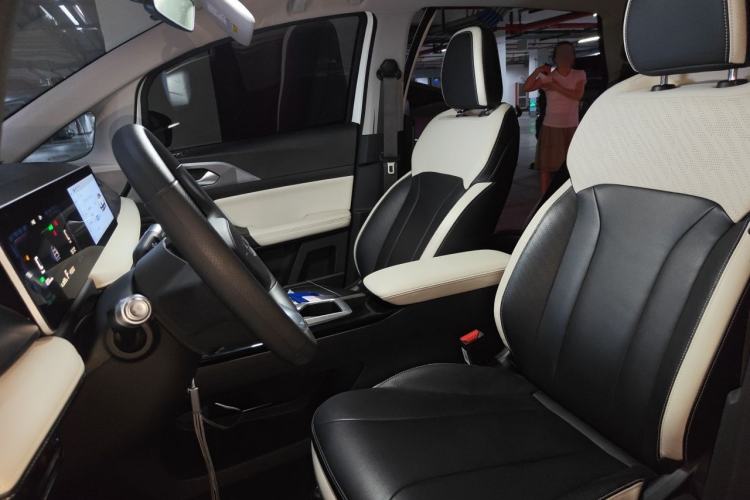 Used Geometry E Firefly 2024 301km Starlight Left Front Seat