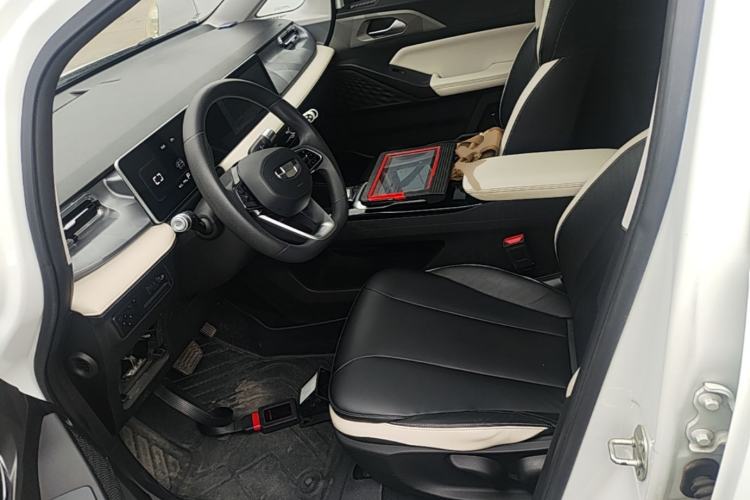 Used Geometry E Firefly 2024 301km Starlight Left Front Seat