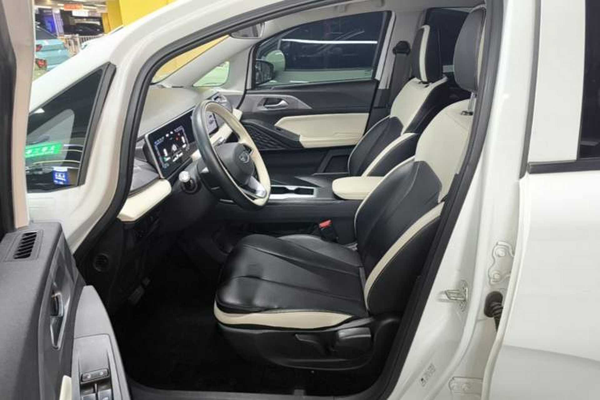 Used Geometry E Firefly 2024 401 km Fluorescent Left Front Seat