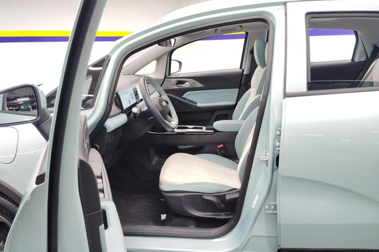 Used Geometry E Firefly 2024 401 km Fluorescent Left Front Seat