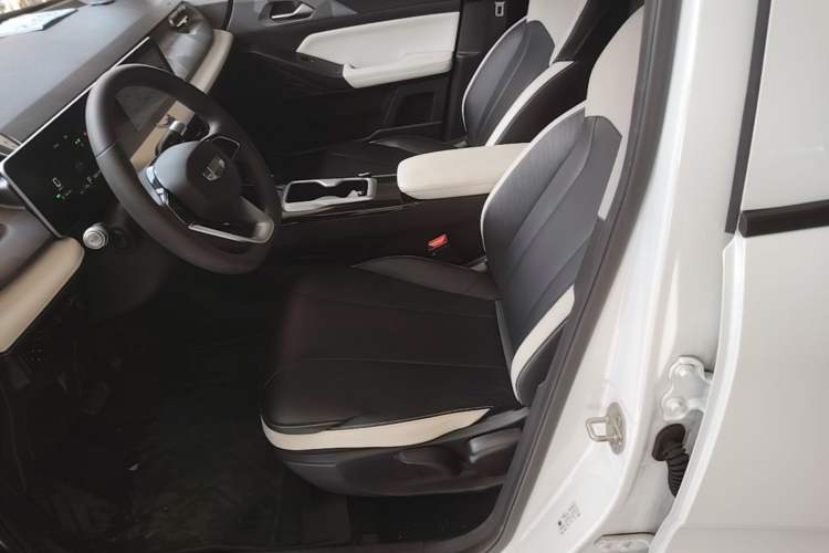 Used Geometry E Firefly 2024 301km Starlight Left Front Seat