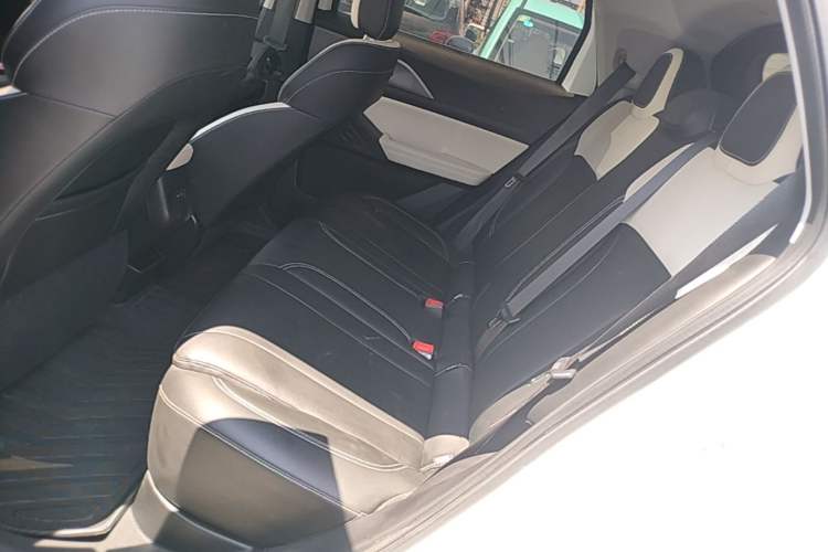 Used Geometry E Firefly 2024 301km Starlight Left Rear Seat