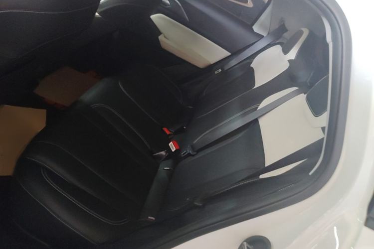Used Geometry E Firefly 2024 401 km Fluorescent Left Rear Seat